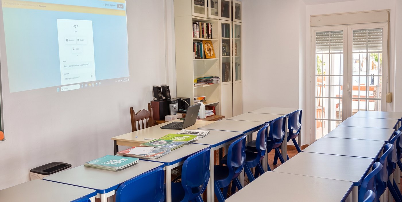 Una de las aulas de Lenguasol, con proyector, pantalla, ordenador y conexión a internet
