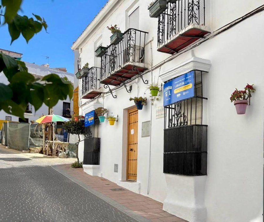 La calle Mar&iacute;a Espinosa con la entrada de la academia