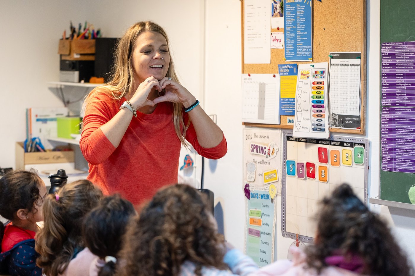 Profesora de Lenguasol dando clase a un grupo de niños