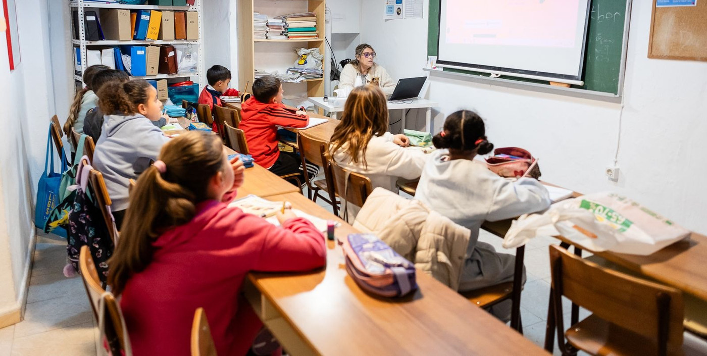 Una clase de Lenguasol al completo, con la profesora y la pizarra digital