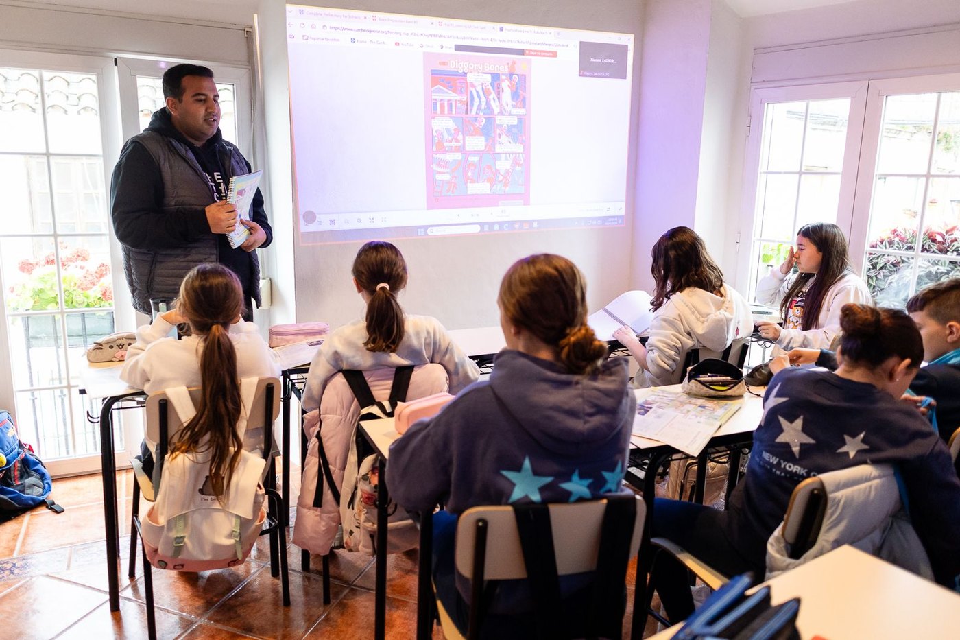 Ray, profesor de Lenguasol, dando clase a un grupo de alumnos